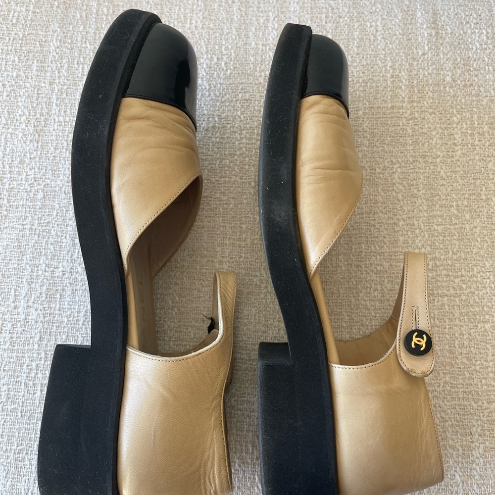 CHANEL Two-Tone Beige and Black Mary Jane Low-Heel Flats - Picture 3 of 12
